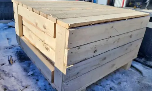 Conception et fabrication de produits personnalisés en bois de palette.